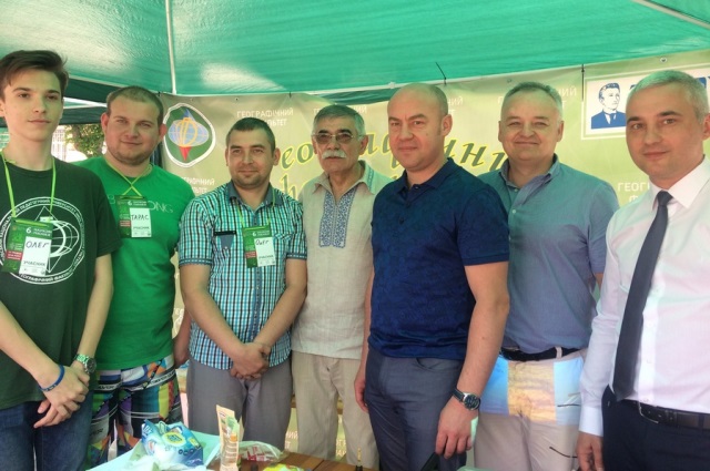  Керівники міста в наметі команди географічного факултету.